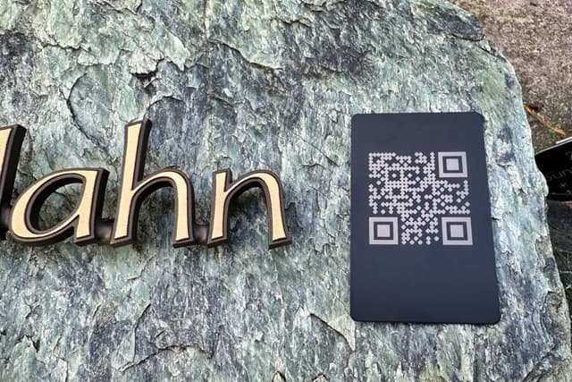 Grabstein mit QR-Code Plakette