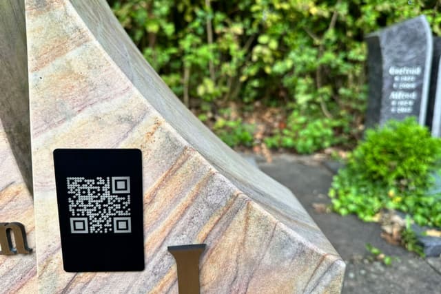 Moderner Grabstein mit digitaler Gedenkseite