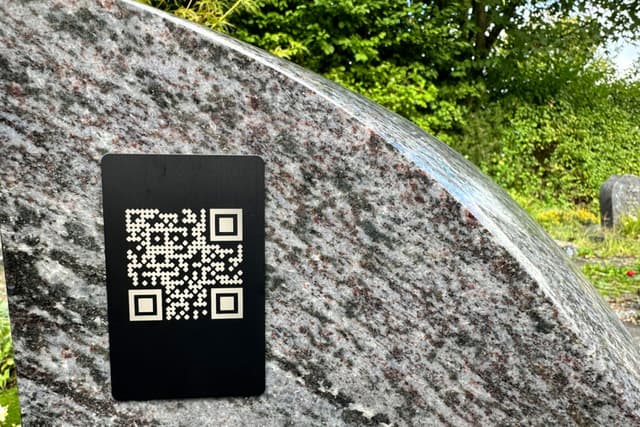 Traditioneller Grabstein mit QR-Code Integration