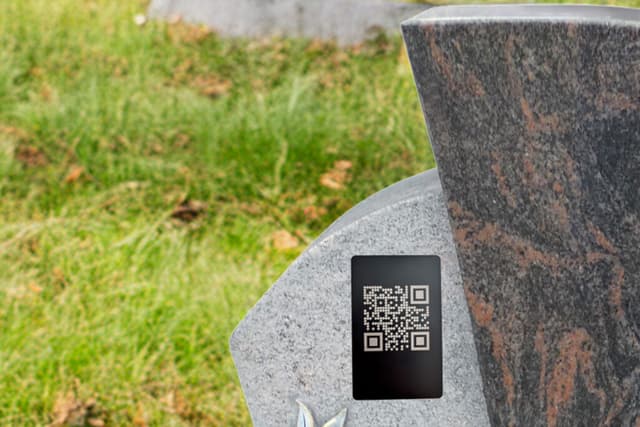 Gedenkstein mit eleganter QR-Plakette